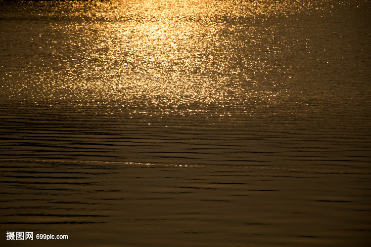 闪亮波光粼粼的湖面