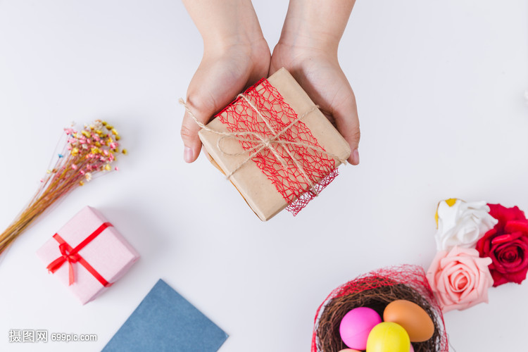 复活节女孩手递礼物