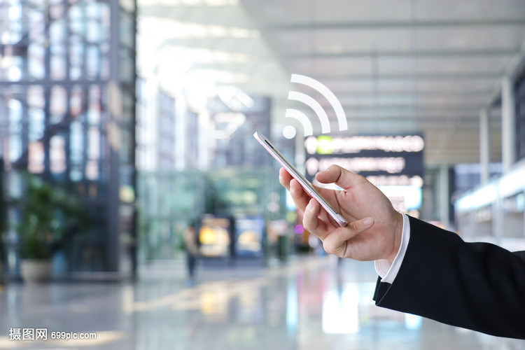 人用手机平板连接wifi进行社交办公