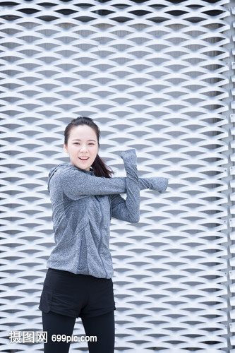 青春女孩户外运动前热身准备