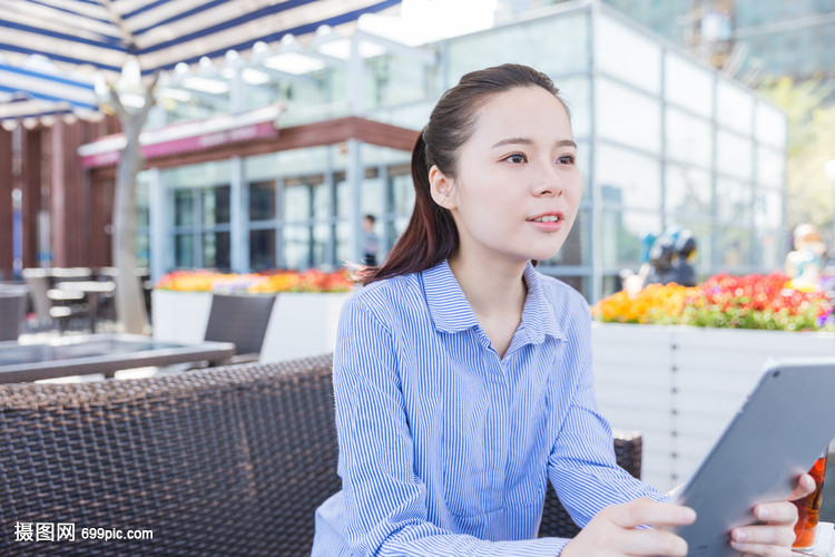 蓝格子美女的a格子视频办公室美女衬衫高清图片
