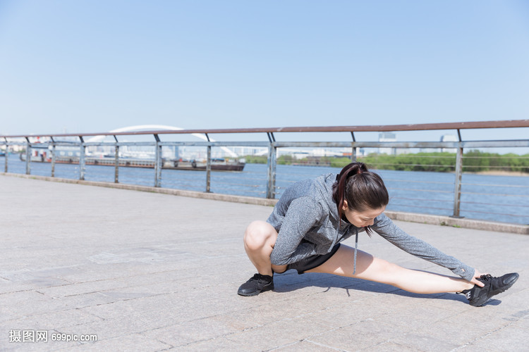 运动女孩阳光下压腿