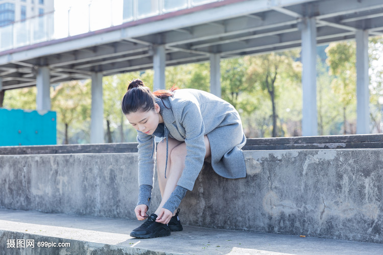 运动女孩户外休息系鞋带