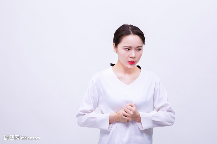 人物表情紧张焦虑表现