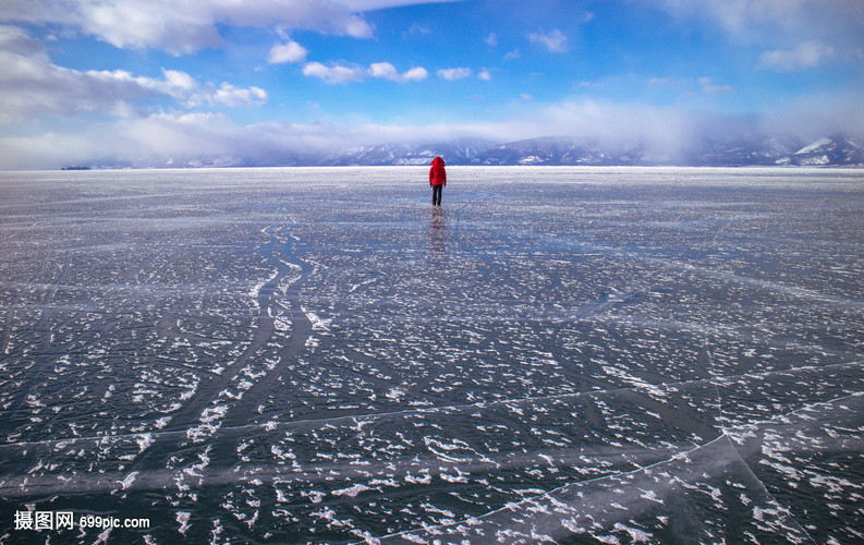 冰上行走的人