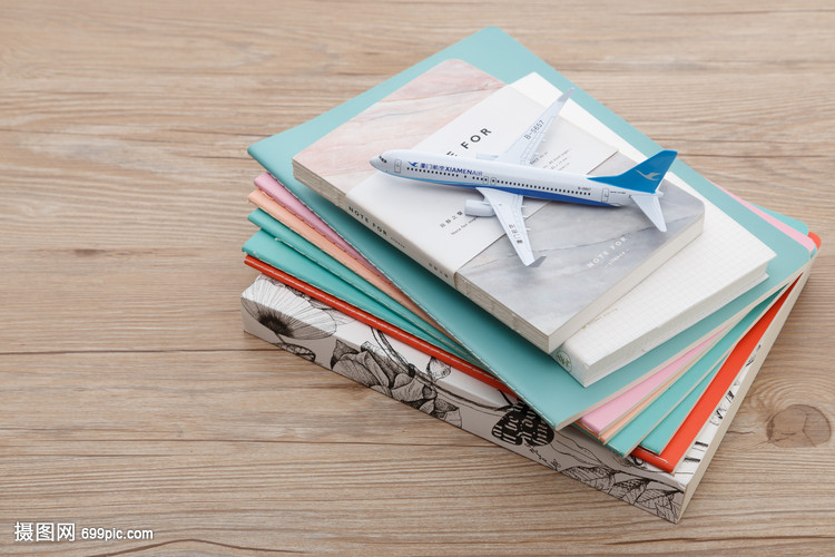 飞机模型与书籍