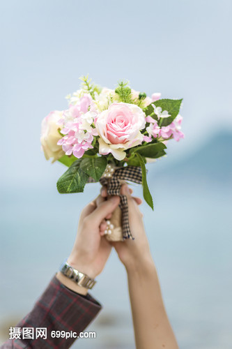 钟爱一生婚纱摄影新郎新娘共举求婚鲜花