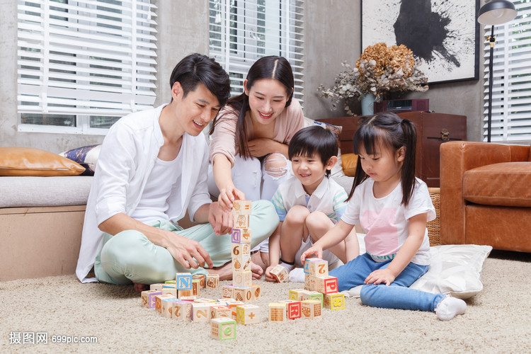 家庭亲子积木游戏