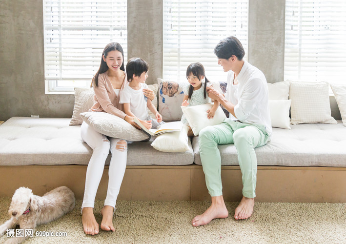 父母陪伴孩子在客厅玩游戏