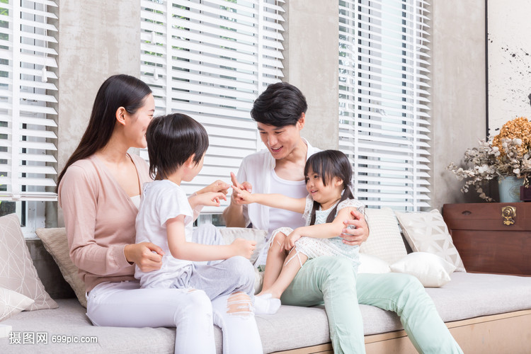 父母陪伴孩子在客厅玩游戏