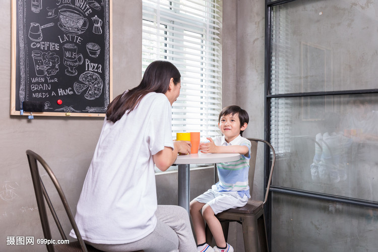 妈妈和孩子喝饮料聊天