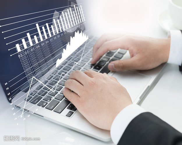 商务人士手操作笔记本电脑数据分析