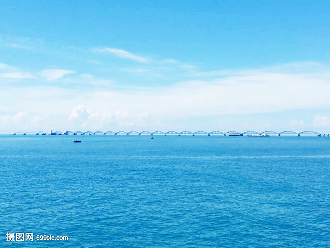 蓝色的海天一线