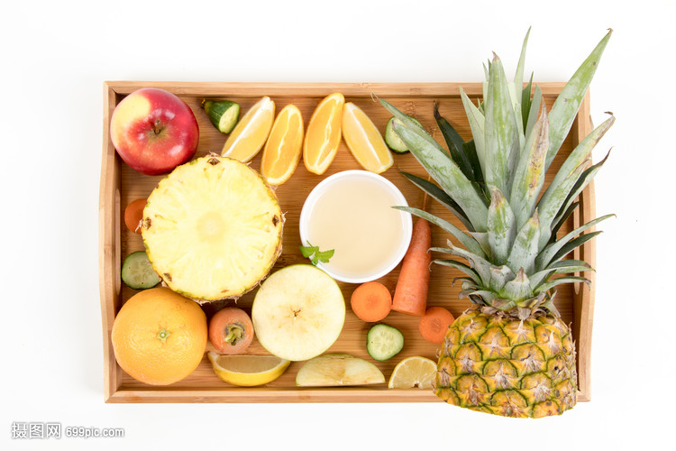 切开的水果放盘子里