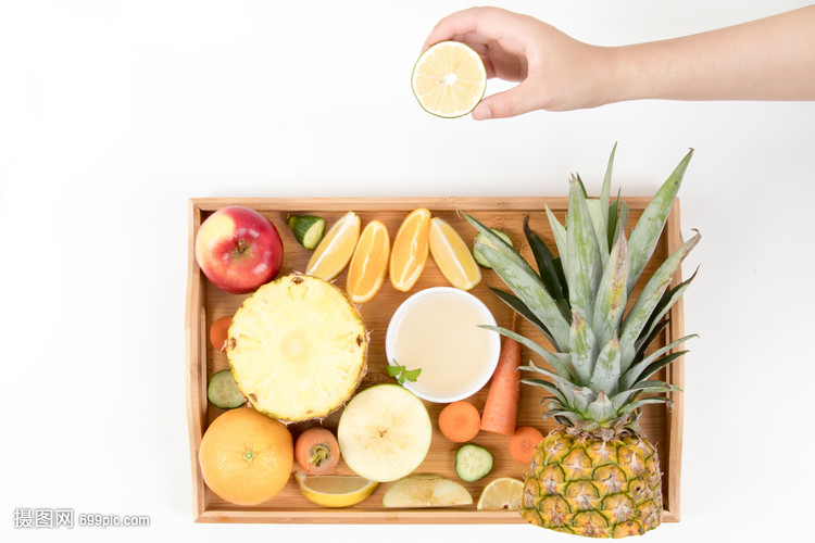 切开的水果放盘子里