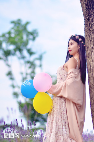 上海莫斯利安百草园拿气球的美女