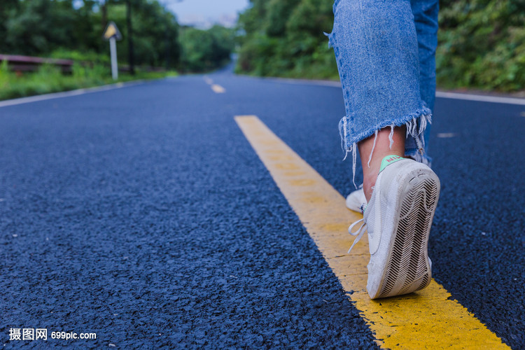 美丽风景山路女孩脚行走