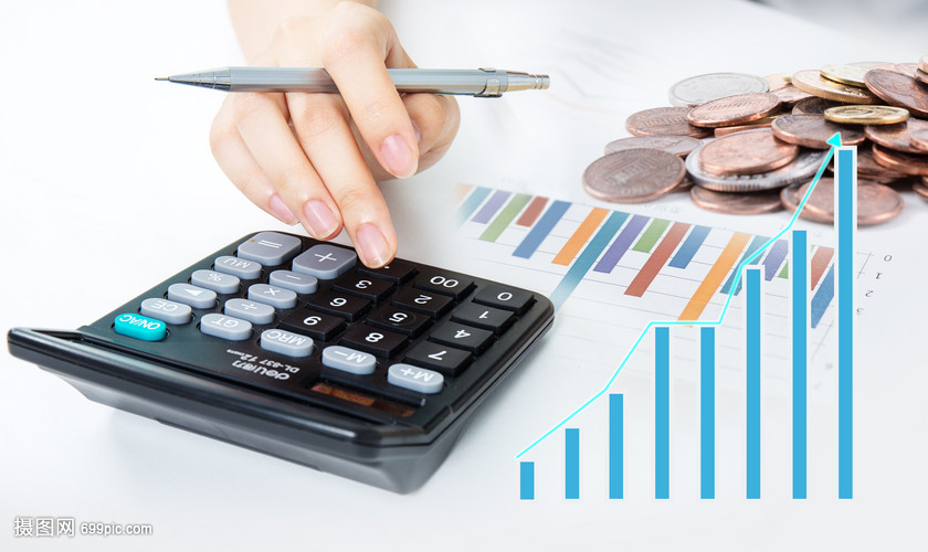 会计在桌上用计算机算账