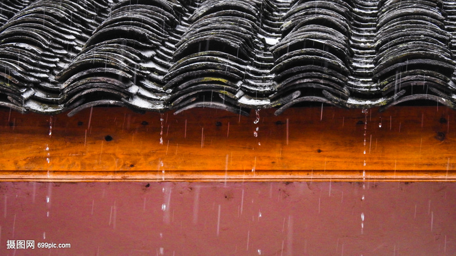 雨中的瓦片房屋特写