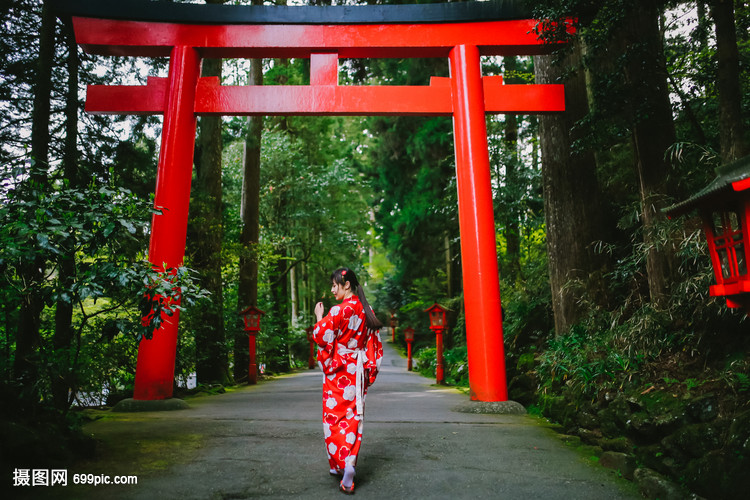 日本箱根神社和服鸟居