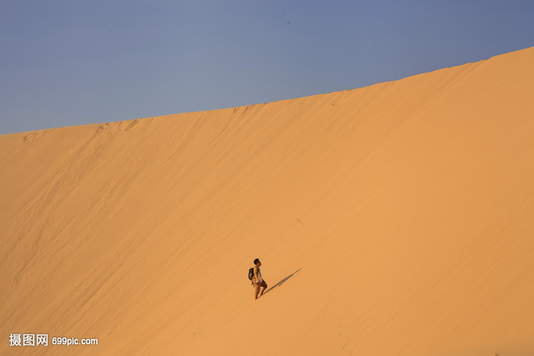 一个人孤独的在沙漠里行走