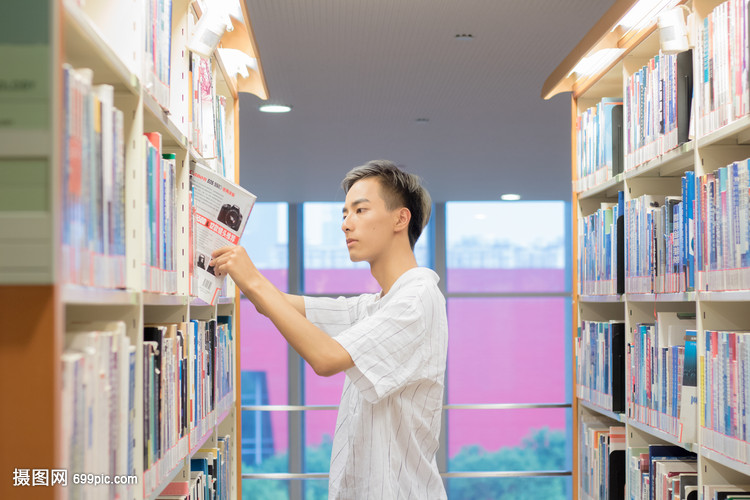 图书馆里认真看书的同学