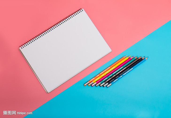 绘画本和彩色铅笔
