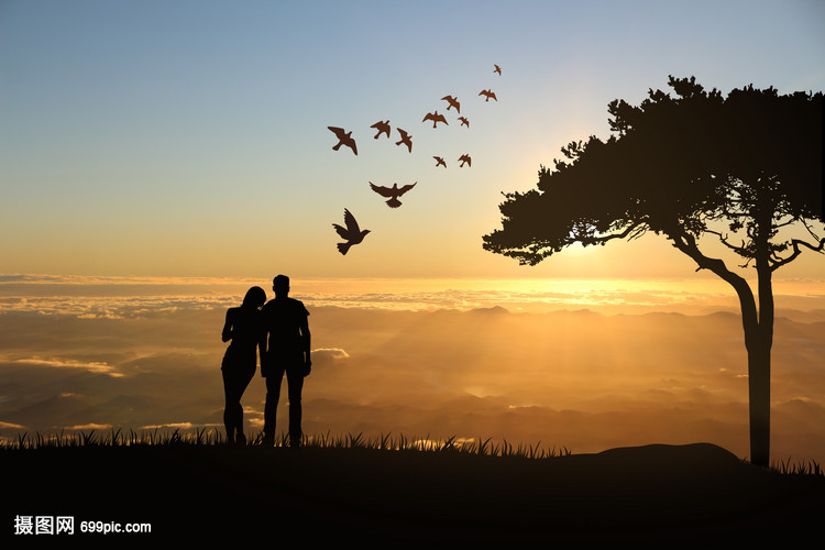 夕阳下相拥的情侣