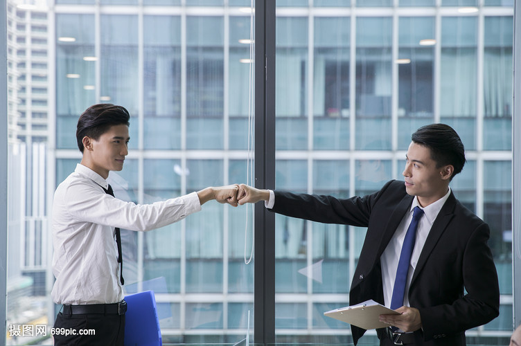 办公室商务人士们充满团队精神一起奋斗合作