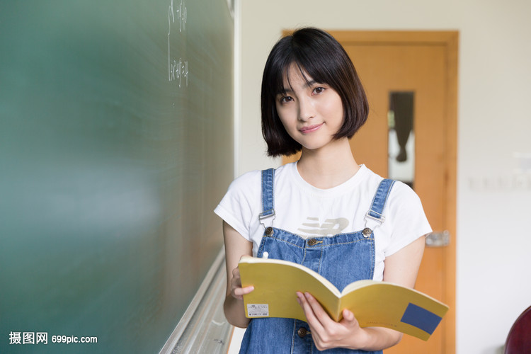 正在教室黑板写板书的女生