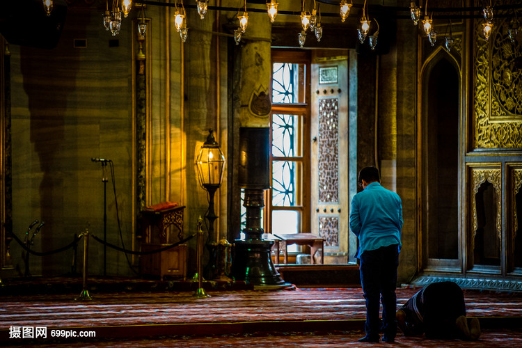 俄罗斯圣彼得堡虔诚的祈祷着