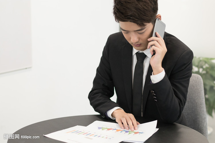 在办公室工作的白领企业老板