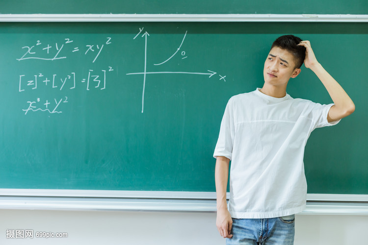 教室大学男生黑板前学习
