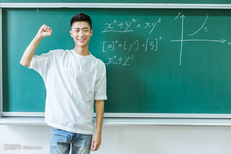 教室大学男生黑板前学习