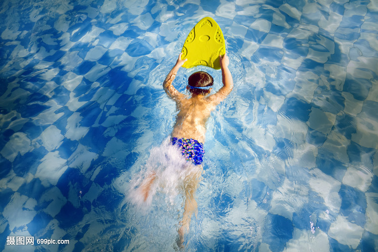 用浮板游泳的孩子