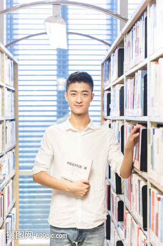 大学男生图书馆学习