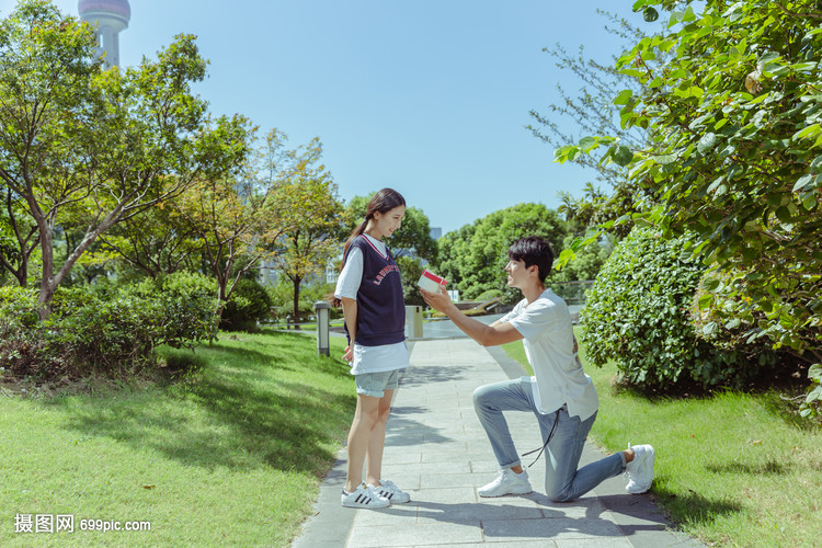 情人节公园情侣送礼物