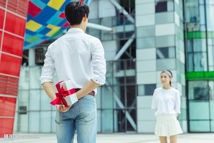 情人节相爱情侣送礼物