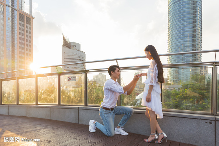 情人节情侣夕阳下求婚