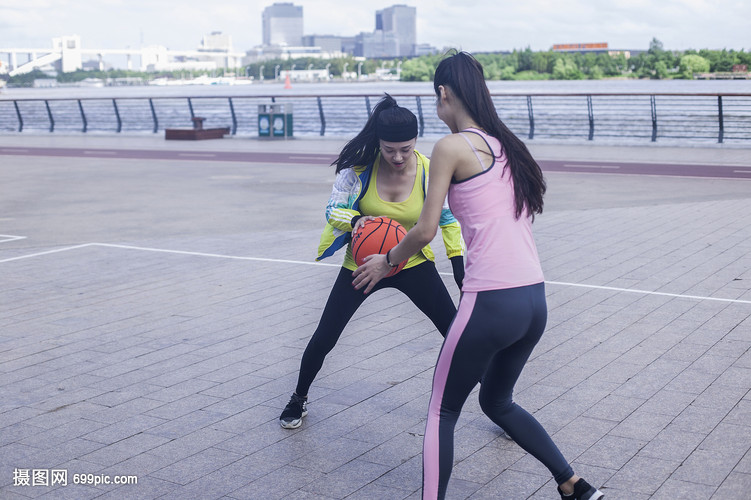 女孩在户外一起打篮球