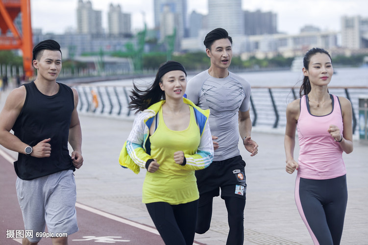 年轻男女在户外跑步锻炼