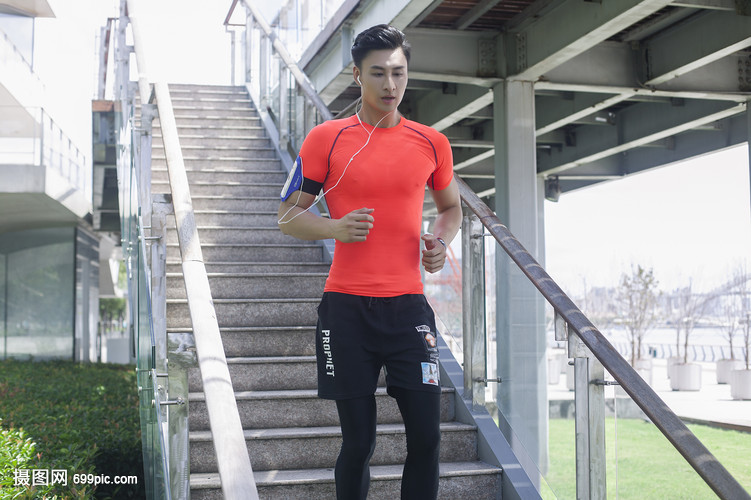 运动男孩在户外跑步锻炼