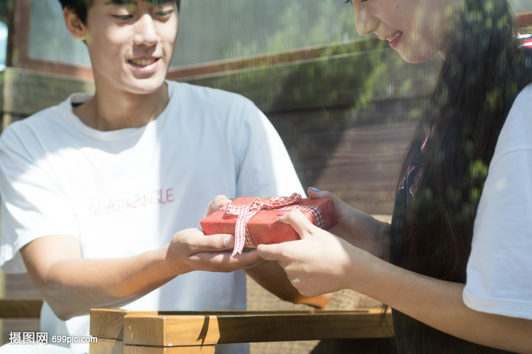 年轻情侣情人节男生送礼物给女生