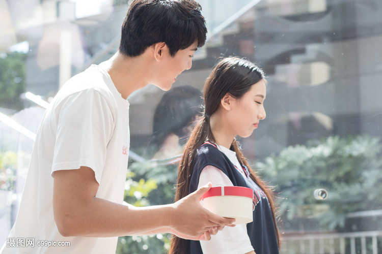 年轻情侣情人节男生送礼物给女生