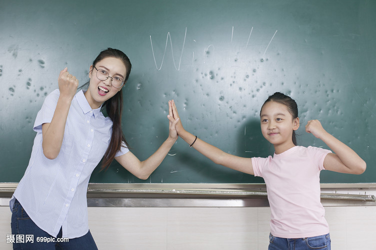 女老师和女同学击掌加油