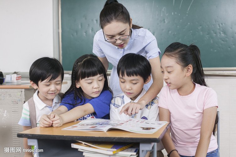 女老师和同学们在教室一起学习