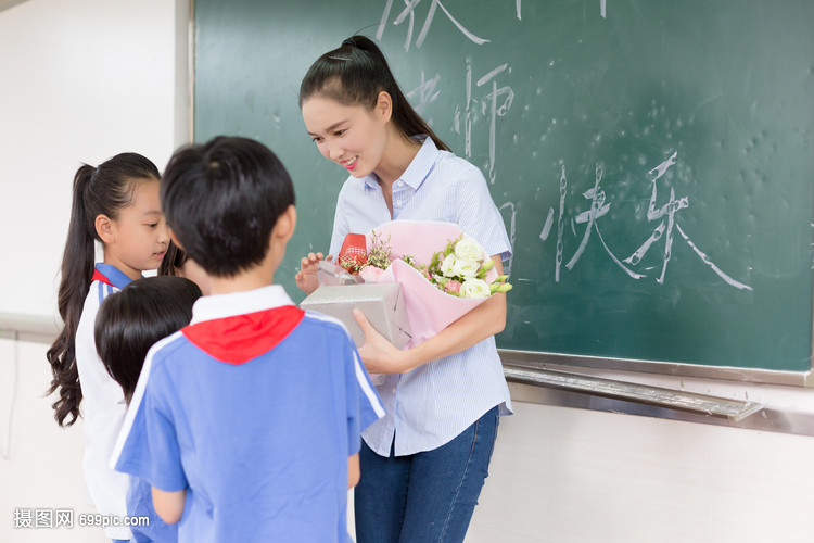 教师节同学们送花送礼物给老师
