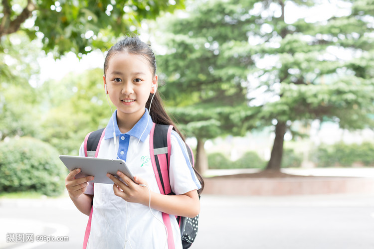 小学生用平板在线上课学习