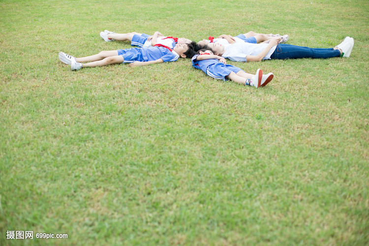躺在草坪上的小学生和老师