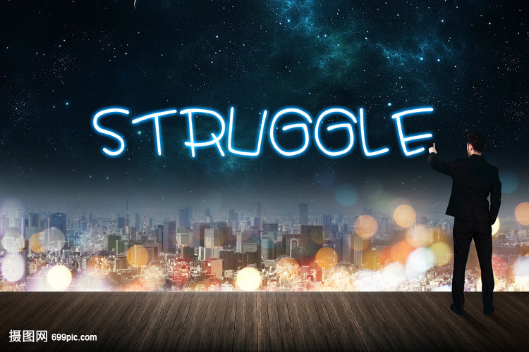 年轻商务人士站在屋顶面对繁华的城市在星空用